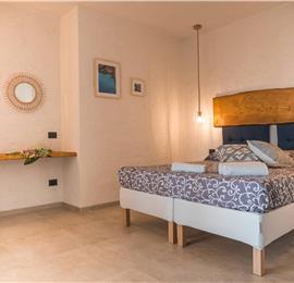 2 bedroom villa with infinity pool, near Alcamo, sleeps 4-5